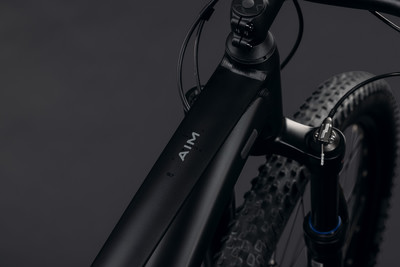 Schwarzer AIM Mountainbike-Rahmen mit Details und Vordergabel.