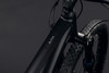 Schwarzer AIM Mountainbike-Rahmen mit Details und Vordergabel.