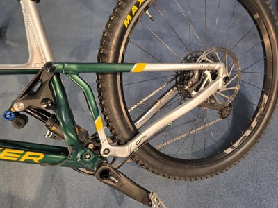 Grüner Fullsuspension-Mountainbike-Rahmen mit Dämpfer und hinterer Scheibenbremse. Grüner Fullsuspension-Mountainbike-Rahmen mit Dämpfer und hinterer Scheibenbremse.