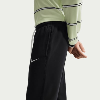 Schwarze Nike Jogginghose mit weißem Logo und gestreiftem Oberteil. Schwarze Nike Jogginghose mit weißem Logo und gestreiftem Oberteil.