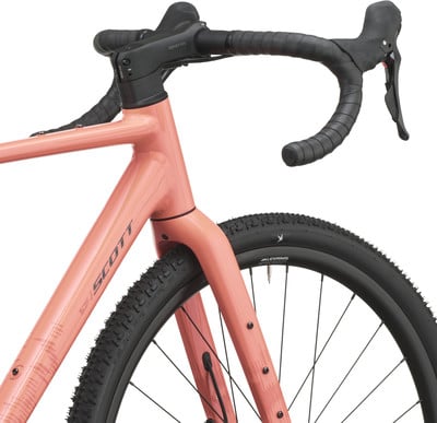 Ein rosa Scott Gravelbike mit schwarzem Lenker und schwarzen Rädern. Ein rosa Scott Gravelbike mit schwarzem Lenker und schwarzen Rädern.