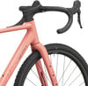 Ein rosa Scott Gravelbike mit schwarzem Lenker und schwarzen Rädern.