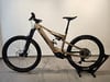 Goldenes E-Bike mit Federung auf einem Ständer, Nahaufnahme.