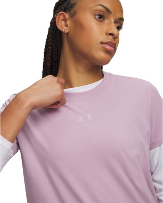 Eine Frau mit Zöpfen trägt ein lila T-Shirt mit Under Armour-Logo. Eine Frau mit Zöpfen trägt ein lila T-Shirt mit Under Armour-Logo.