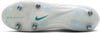 Blick auf die Sohle eines Fußballschuhs mit Stollen und Nike-Logo.