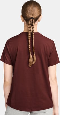 Rückansicht einer Frau mit braunen Haaren, die zu zwei Zöpfen geflochten sind.