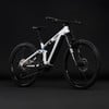 Modernes weißes E-Bike mit Federung und schwarzen Rädern vor dunklem Hintergrund.