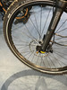 Vorderrad eines Mountainbikes mit Scheibenbremse und Federgabel.