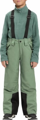 Junge in einem grünen Fleece-Pullover und einer grünen Skihose mit schwarzen Hosenträgern. Junge in einem grünen Fleece-Pullover und einer grünen Skihose mit schwarzen Hosenträgern.