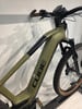 Ein grünes E-Bike der Marke CUBE mit schwarzem Schriftzug auf dem Rahmen.