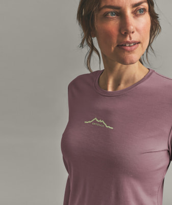 Damen Langarmshirt mit Berglogo auf der Brust. Damen Langarmshirt mit Berglogo auf der Brust.