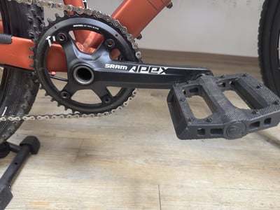 Detail der SRAM Apex Kurbelgarnitur mit Kette und Pedal am Fahrrad. Detail der SRAM Apex Kurbelgarnitur mit Kette und Pedal am Fahrrad.