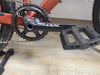 Detail der SRAM Apex Kurbelgarnitur mit Kette und Pedal am Fahrrad.