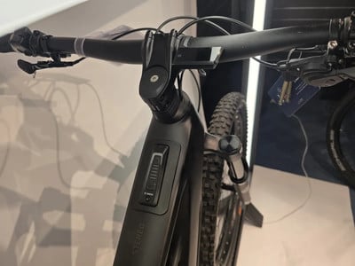 Detail eines E-Mountainbikes mit Display und Bedienelementen am Lenker. Detail eines E-Mountainbikes mit Display und Bedienelementen am Lenker.