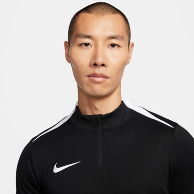 Mann in schwarzem Shirt mit weißem Nike-Logo und weißen Streifen.