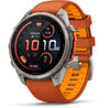 Eine Garmin Fenix Smartwatch mit orangefarbenem Armband und digitalem Zifferblatt.
