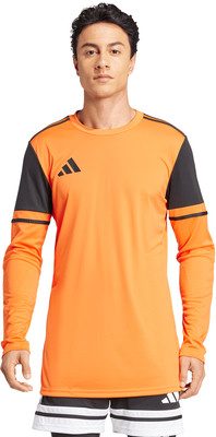 Mann in einem orangefarbenen Langarmshirt mit schwarzen Ärmeln und Adidas-Logo.