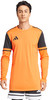 Mann in einem orangefarbenen Langarmshirt mit schwarzen Ärmeln und Adidas-Logo.