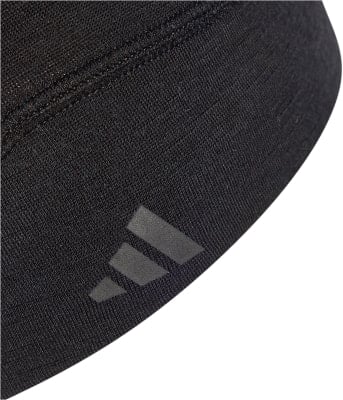 Schwarze Mütze mit Adidas-Logo und Nähten. Schwarze Mütze mit Adidas-Logo und Nähten.