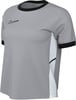 Graues Nike-Shirt mit schwarzem Kragen und Logo, seitliche Mesh-Einsätze.