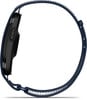 Detail einer Smartwatch mit dunkelblauem Stoffarmband.
