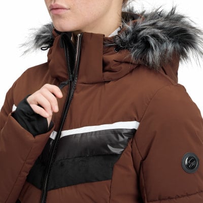 Braune Winterjacke mit Kunstpelzkragen und schwarzen Details.