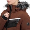 Braune Winterjacke mit Kunstpelzkragen und schwarzen Details.