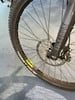 Detail eines Mountainbike-Rades mit Scheibenbremse und Reifenbeschriftung.