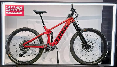 Rotes Trek Mountainbike mit Federung, Scheibenbremsen und Elektrounterstützung. Rotes Trek Mountainbike mit Federung, Scheibenbremsen und Elektrounterstützung.