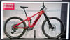 Rotes Trek Mountainbike mit Federung, Scheibenbremsen und Elektrounterstützung.
