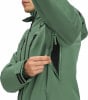 Mann in grüner Jacke öffnet Reißverschluss der Achselbelüftung.