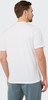 Ein Mann von hinten in einem weißen T-Shirt und blauen Shorts.