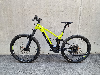 Ein gelbes Genesis E-Bike mit Federung und Scheibenbremsen.