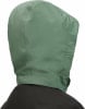 Grüne Kapuze einer Jacke mit schwarzem Stoff darunter.