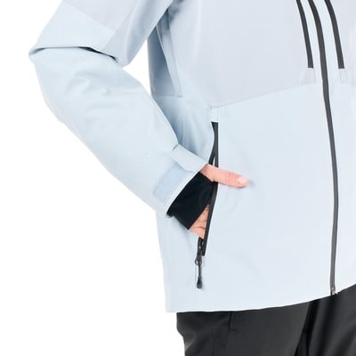 Die Jacke ist hellblau und hat einen schwarzen Reißverschluss an der Tasche. Die Jacke ist hellblau und hat einen schwarzen Reißverschluss an der Tasche.