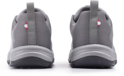 Rückansicht von grauen Laufschuhen mit einem rot-weißen Detail an der Ferse. Rückansicht von grauen Laufschuhen mit einem rot-weißen Detail an der Ferse.