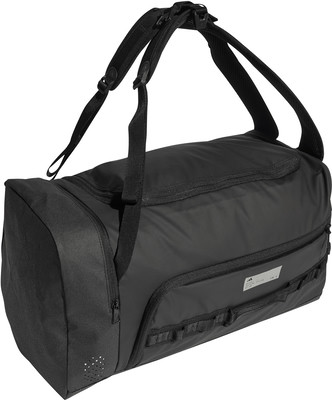 Schwarze Sporttasche mit verstellbaren Trägern und Adidas-Logo. Schwarze Sporttasche mit verstellbaren Trägern und Adidas-Logo.