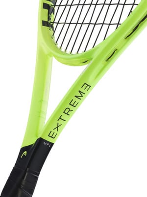 Detail eines Head Extreme Tennisschlägers mit schwarzem Griff und grünem Rahmen. Detail eines Head Extreme Tennisschlägers mit schwarzem Griff und grünem Rahmen.