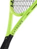 Detail eines Head Extreme Tennisschlägers mit schwarzem Griff und grünem Rahmen.