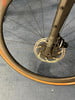 Vorderrad eines Mountainbikes mit Scheibenbremse und Columbus-Logo.