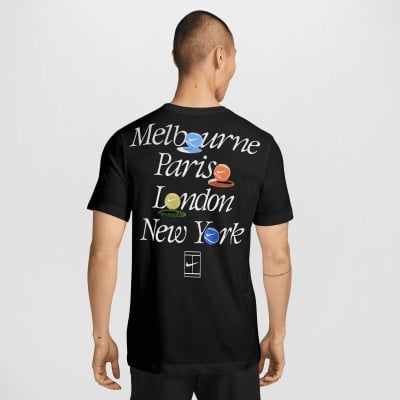 Schwarzes T-Shirt mit Schriftzug und Tennisbällen, die Städte darstellen. Schwarzes T-Shirt mit Schriftzug und Tennisbällen, die Städte darstellen.