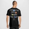 Schwarzes T-Shirt mit Schriftzug und Tennisbällen, die Städte darstellen.