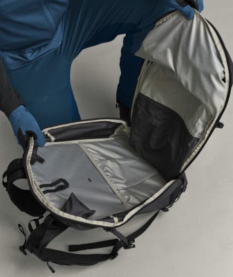 Offener schwarzer Rucksack mit Innentaschen und Gurten. Offener schwarzer Rucksack mit Innentaschen und Gurten.
