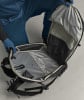 Offener schwarzer Rucksack mit Innentaschen und Gurten.