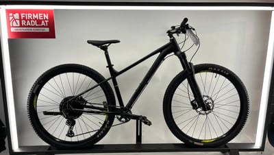 Schwarzes Mountainbike der Marke Maxxis mit rotem Aufkleber links. Schwarzes Mountainbike der Marke Maxxis mit rotem Aufkleber links.