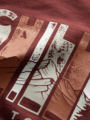 Detail eines T-Shirts mit Bergmotiv und dem Schriftzug CHILL. Detail eines T-Shirts mit Bergmotiv und dem Schriftzug CHILL.
