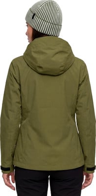 Grüne Damenjacke mit Kapuze und gestreifter Mütze. Grüne Damenjacke mit Kapuze und gestreifter Mütze.