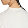 Rückseite eines weißen T-Shirts mit Adidas-Logo