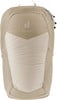 Ein beiger Deuter-Rucksack mit heller Vorderseite und Markenlogo.