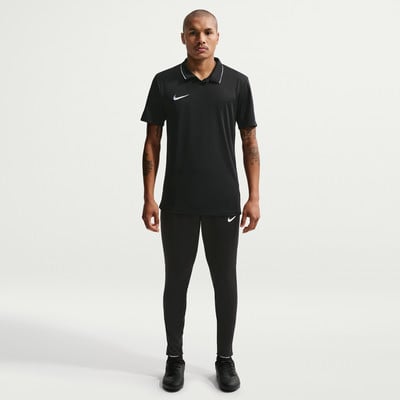 Mann in schwarzem Poloshirt und schwarzer Hose von Nike. Mann in schwarzem Poloshirt und schwarzer Hose von Nike.